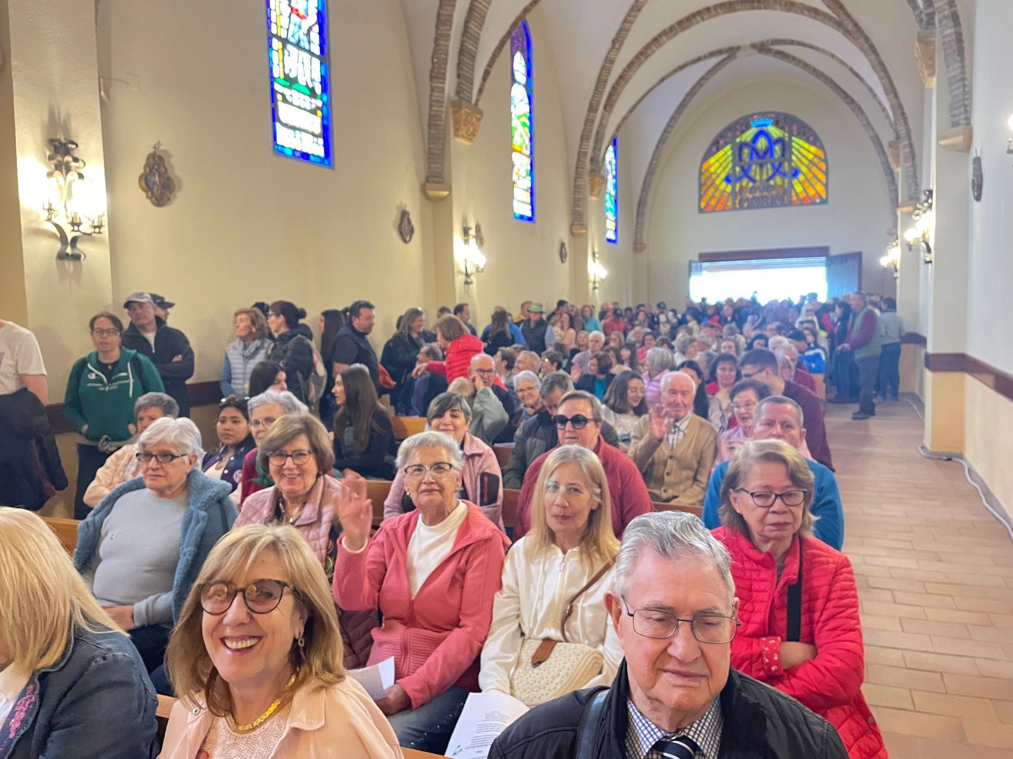 Numeroso público acudía a la Santa Misa: Foto: Diócesis de Barbastro-Monzón