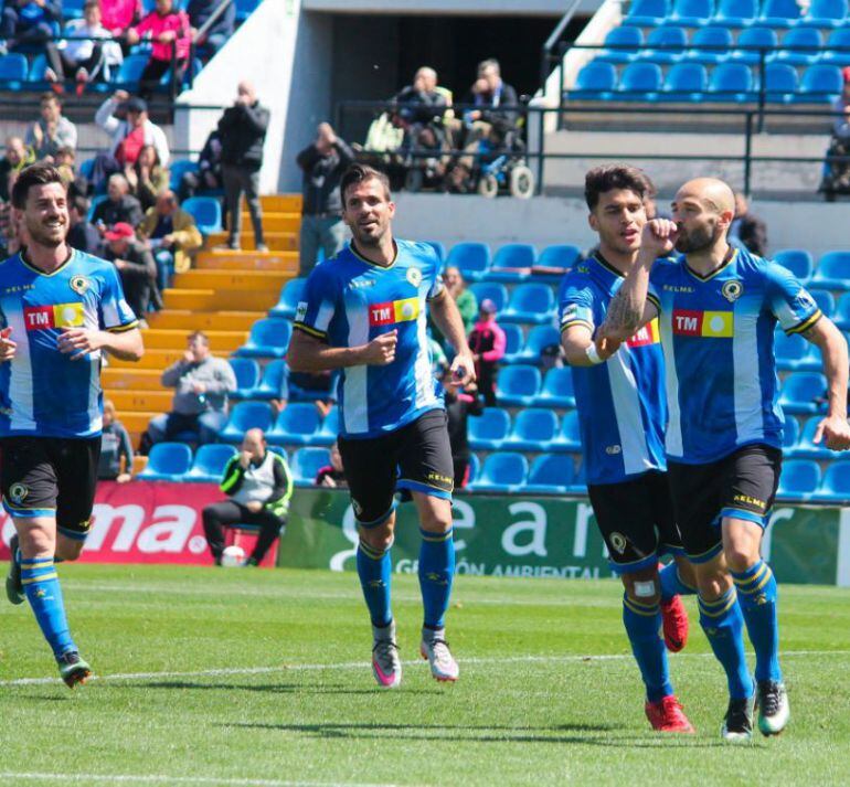 Chechu celebra su hat trick ante Valencia Mestalla