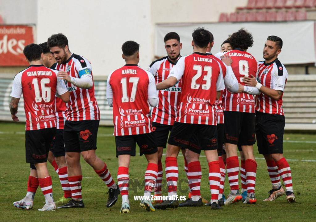 Los jugadores del Zamora CF celebran un gol