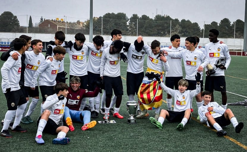 El Valencia CF celebra el triunfo en la Aragón Cup que se ha disputado en Huesca