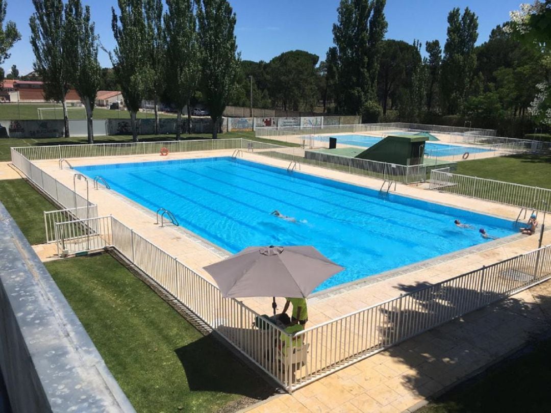 Los primeros bañistas del verano 2021 ya se han lanzado al agua de la piscina municipal.