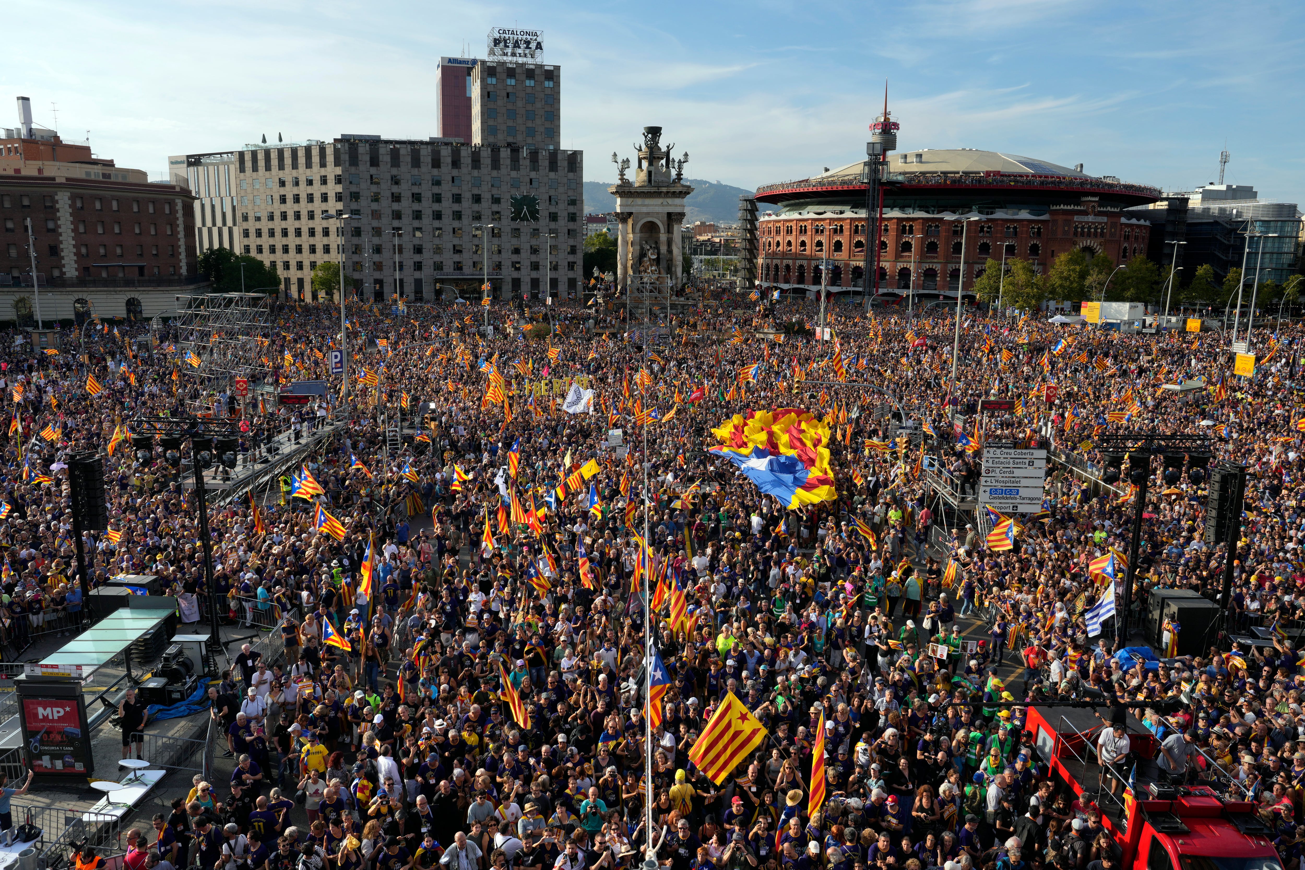 GRAFCAT3821. BARCELONA, 11/09/2023.- Miles de personas participan en la manifestación independentista convocada por la ANC con motivo de la Diada del 11 de septiembre, que ha comenzado en Barcelona como cada año a la simbólica hora 17:14, esta vez con la asistencia de ERC, además de JxCat y la CUP, y en un contexto de negociación de la investidura del próximo presidente del Gobierno. EFE/Enric Fontcuberta
