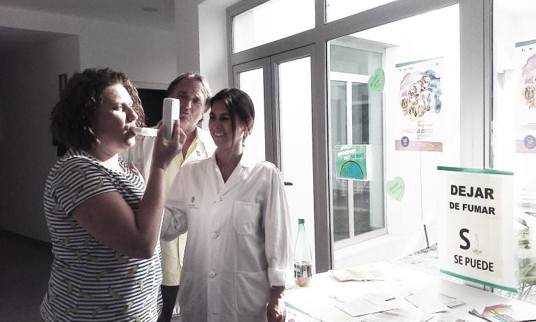 Una de las mesas informativas instalada en un centro de salud