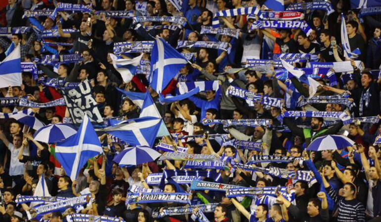 Fondo de Polideportivo cantando el himno en el 21 del Alavés-Huesca.