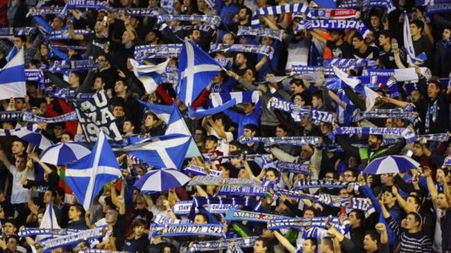 Fondo de Polideportivo cantando el himno en el 21 del Alavés-Huesca.