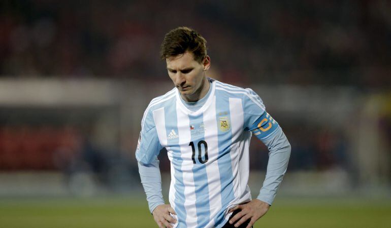 CA344. SANTIAGO DE CHILE (CHILE), 04/07/2015.- El delantero argentino Lionel Messi durante el partido Chile-Argentina, de final de la Copa América de Chile 2015, en el Estadio Nacional Julio Martínez Prádanos de Santiago de Chile, Chile, hoy 4 de julio de 2015. EFE/Fernando Bizerra Jr.