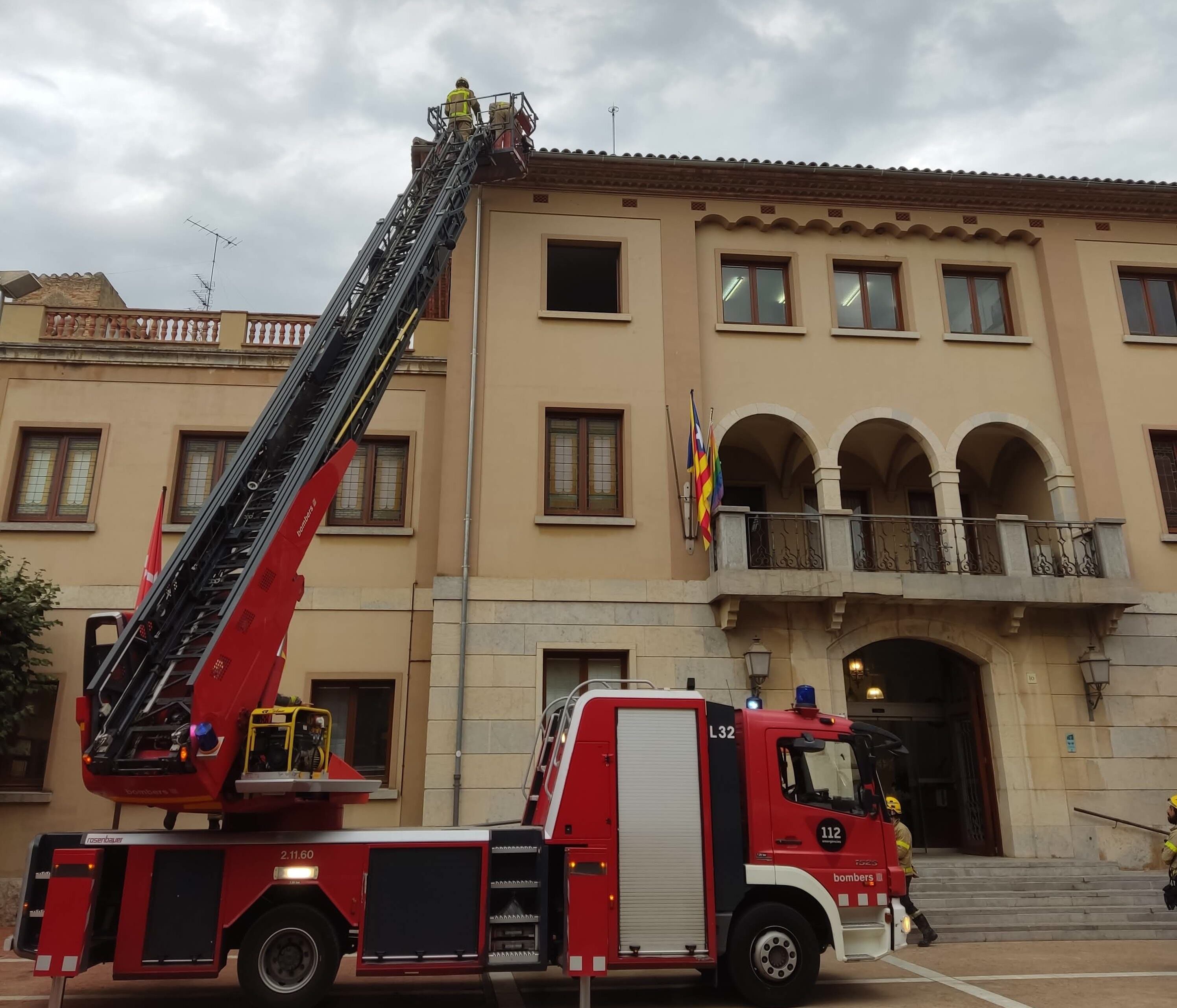 Bombers netejant voladissos.