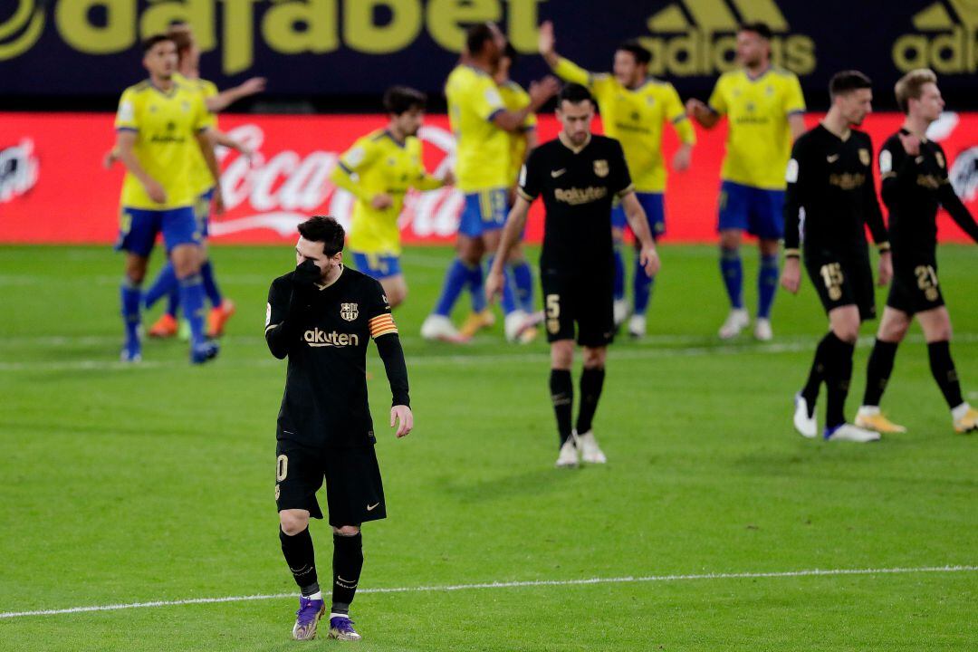 Los barcelonistas se lamentan tras el gol del Cádiz.