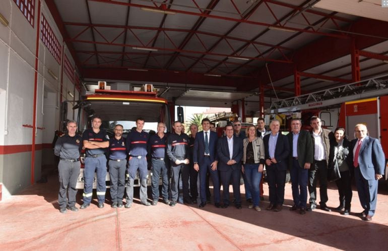 Una de las últimas visitas del presidente de la Diputación al Parque de Bomberos de Guadix (Granada)