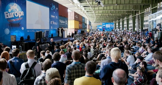 Tim Berners-Lee pronuncia su conferencia ante la Campus Party Europe