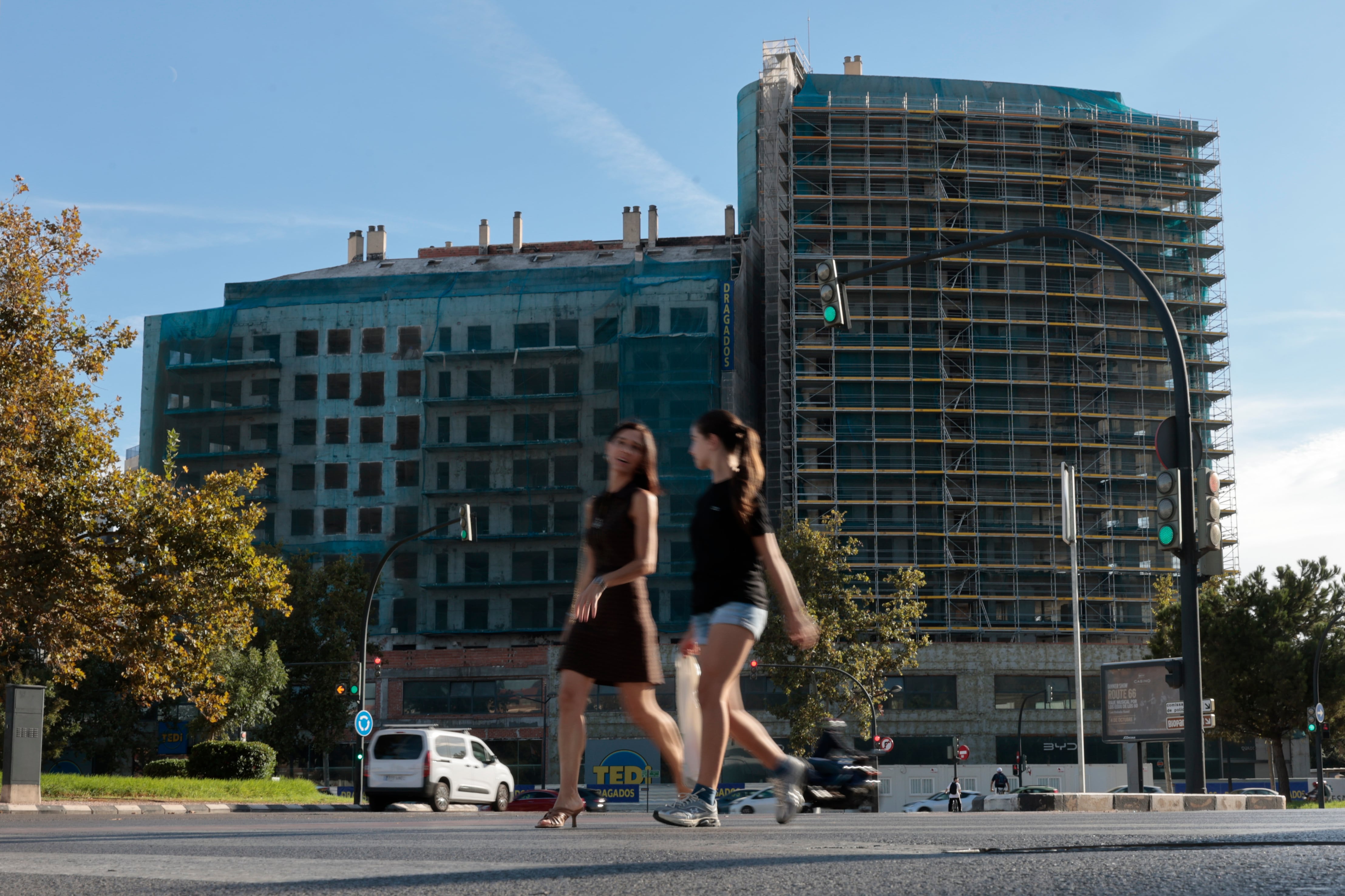 El edificio incendiado del barrio de Campanar de València, que fue devastado por las llamas el 22 de febrero de 2024 en un incendio que causó diez muertos y dejó a centenares de personas sin nada, celebra su reconstrucción con la puesta simbólica de la &quot;primera piedra&quot;. 