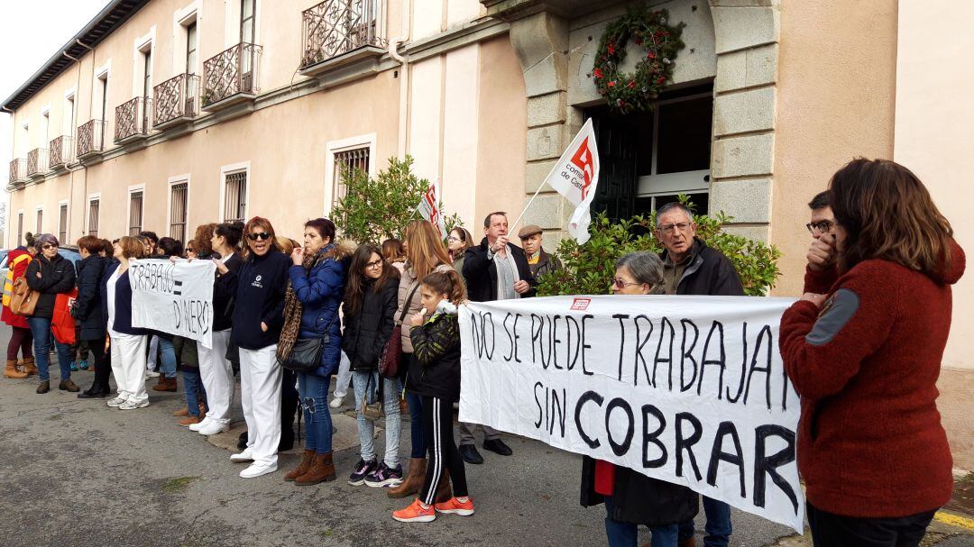 Imagen de la concentración de los trabajadores de la limpieza en el Centro Nuestra Señora de la Fuencisla