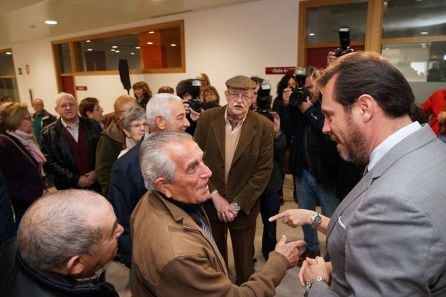 El alcalde conversa con algunas personas mayores del centro de San Juan