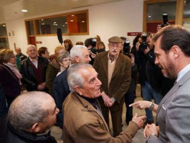 El alcalde conversa con algunas personas mayores del centro de San Juan