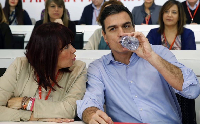  El secaretario general del PSOE, Pedro Sánchez y la presidenta, Micaela Navarro, durante el Comité Federal extraordinario 