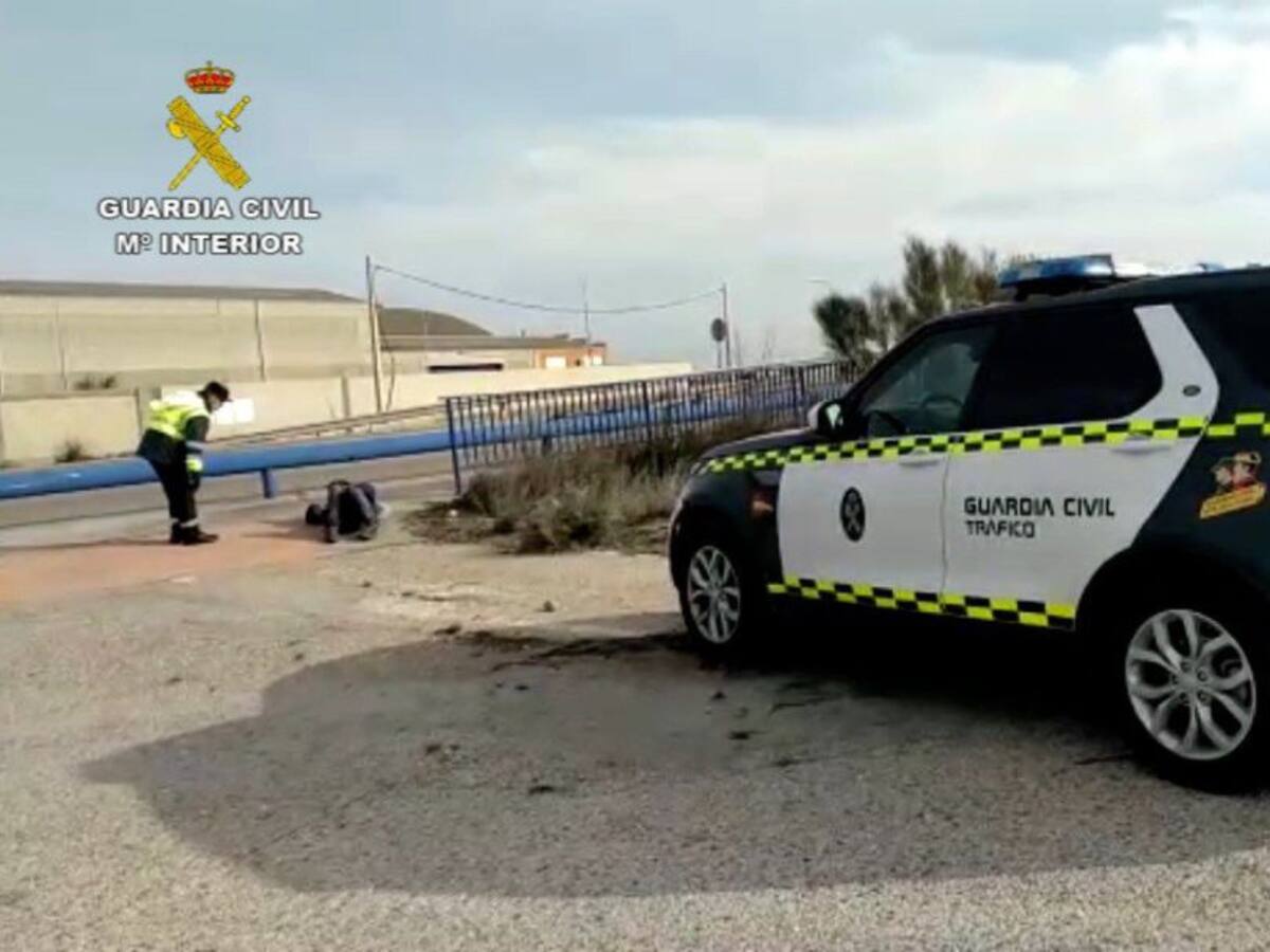 Auxiliado un 'sin techo' tendido junto a una carretera con síntomas de coronavirus