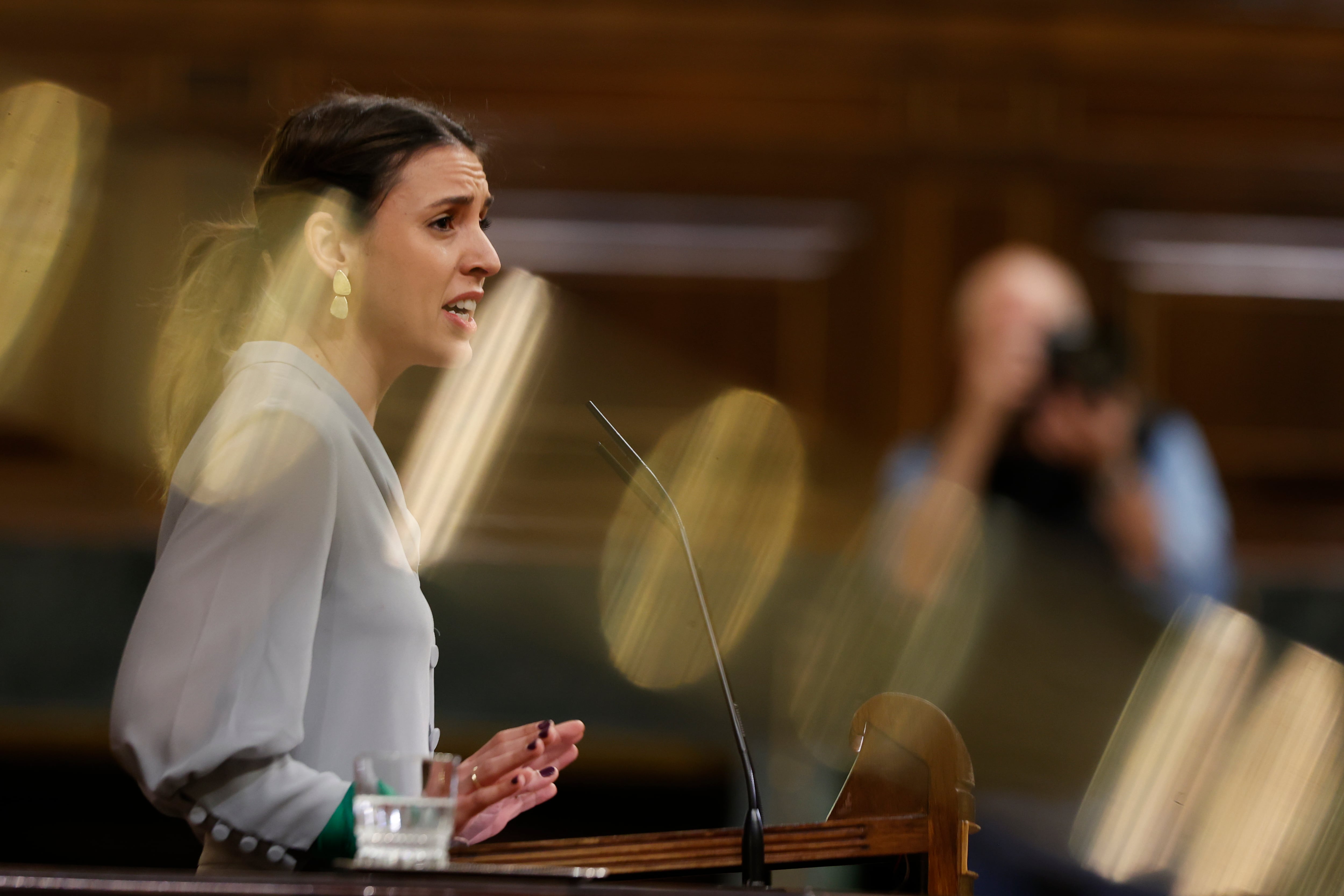 La ministra de Igualdad, Irene Montero, interviene en el pleno del Congreso. EFE/Javier Lizón