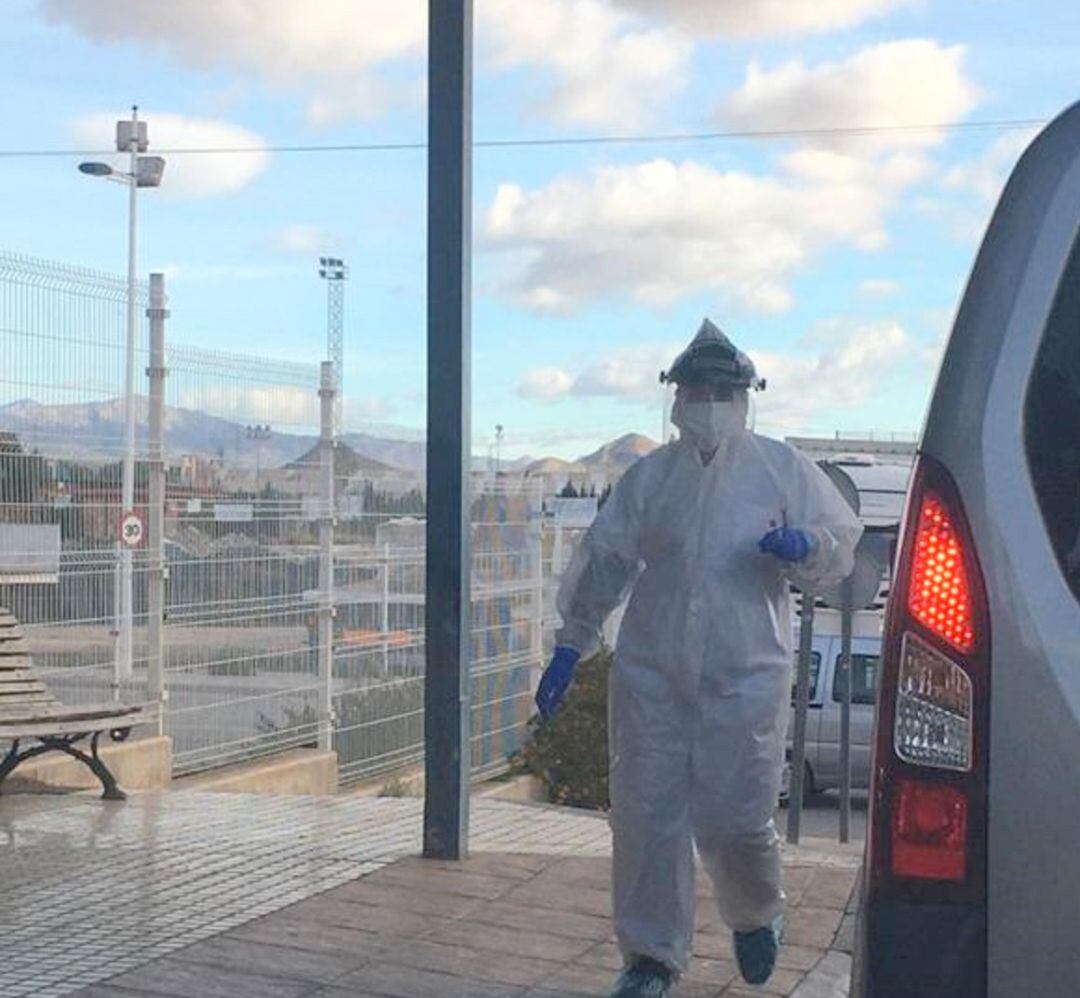 Sanitaria haciendo PCR a un vehículo