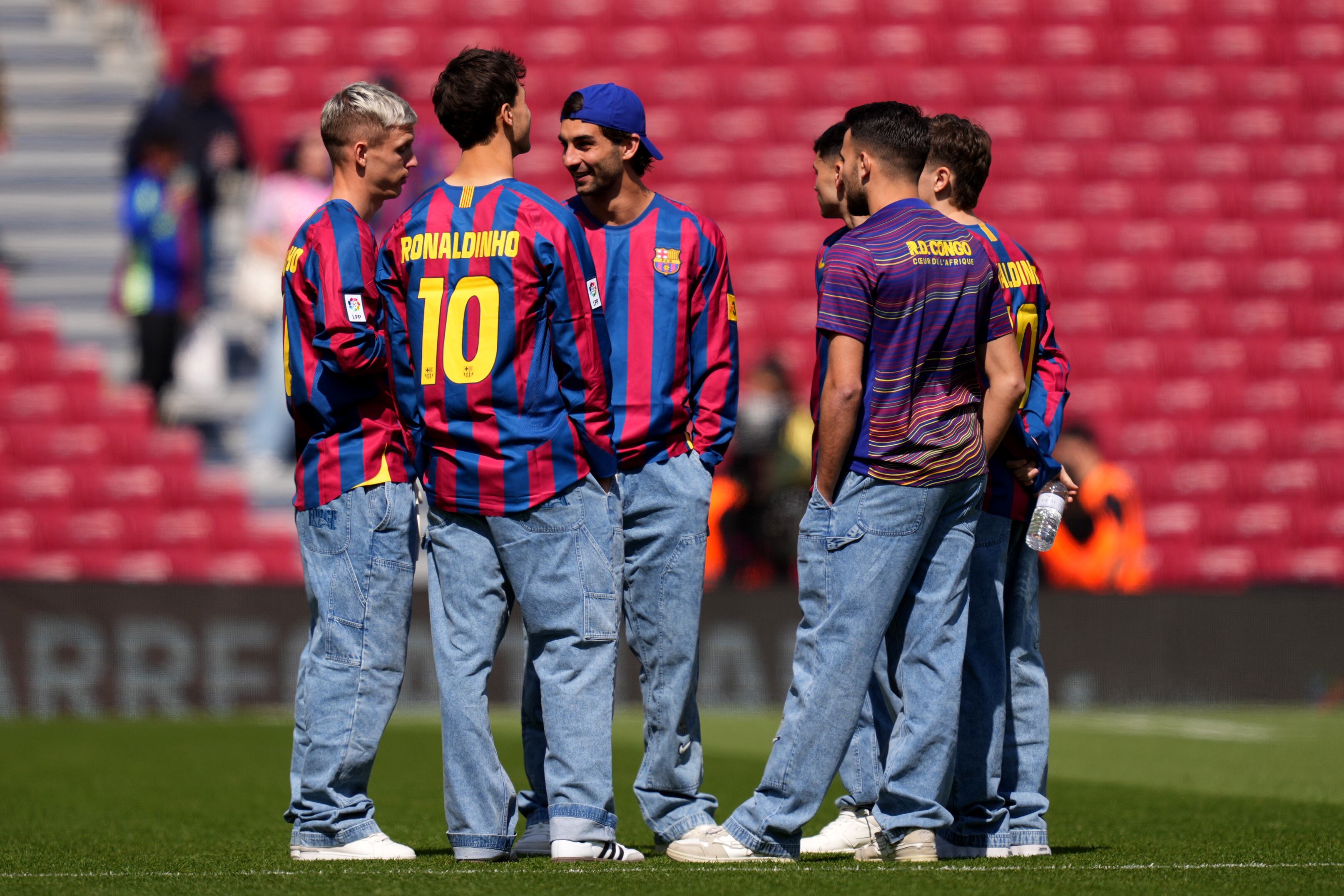 Los jugadores del Barça con una camiseta retro antes del encuentro contra el Rayo Vallecano