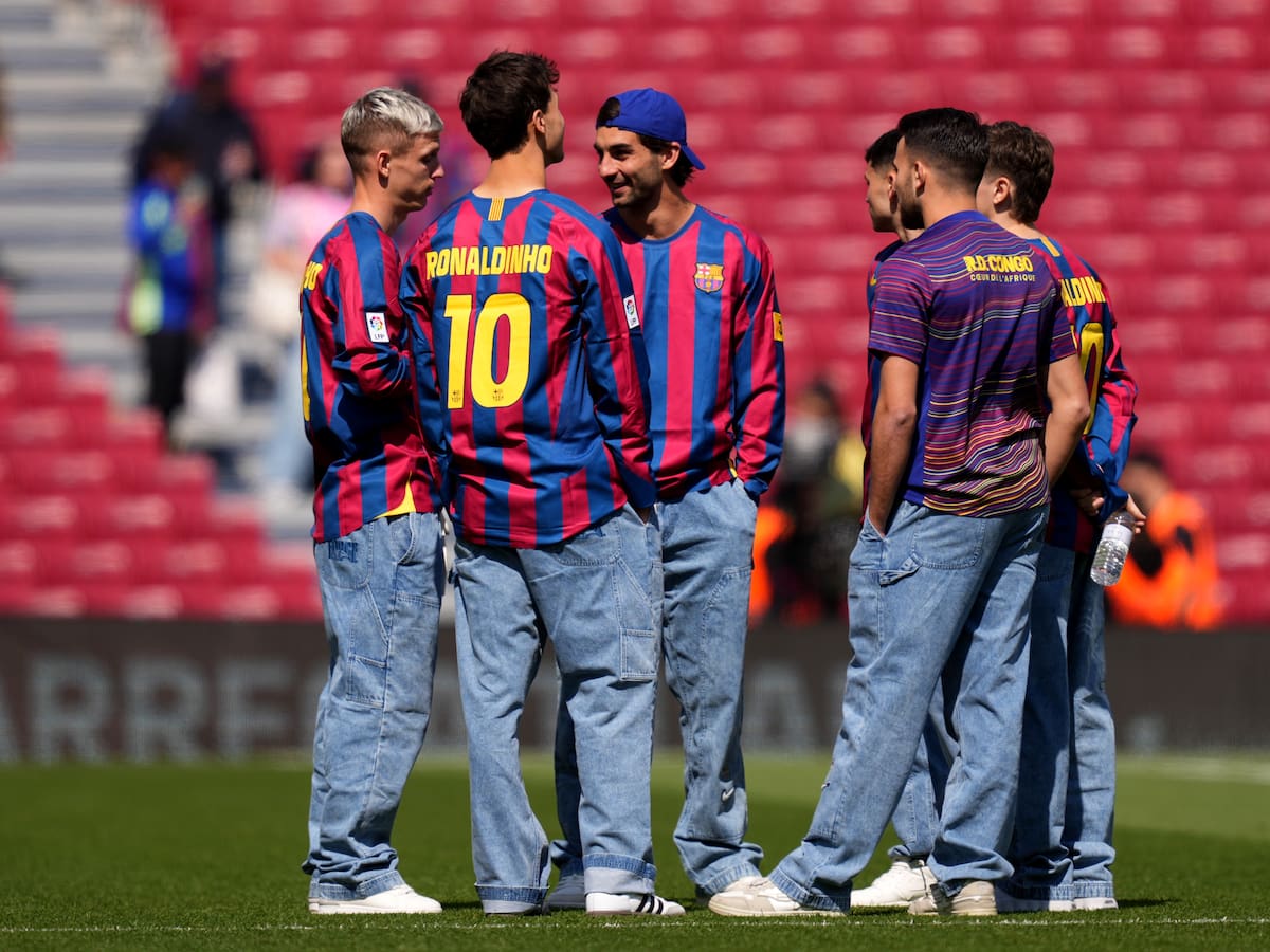 El Barça luce su propia camiseta retro con un claro guiño a una de sus leyendas: Ronaldinho