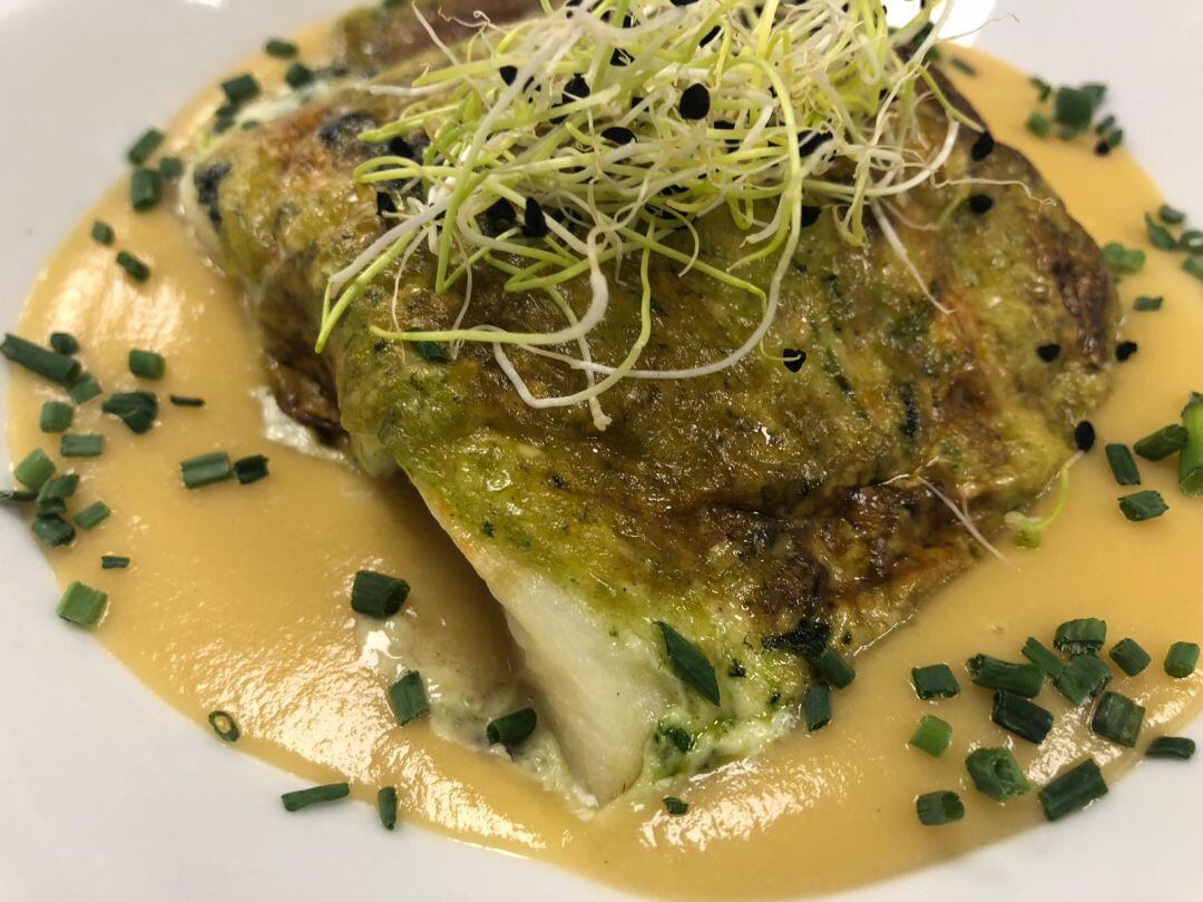 Bacalao gratinado con alioli de espinacas sobre crema ligera de garbanzos