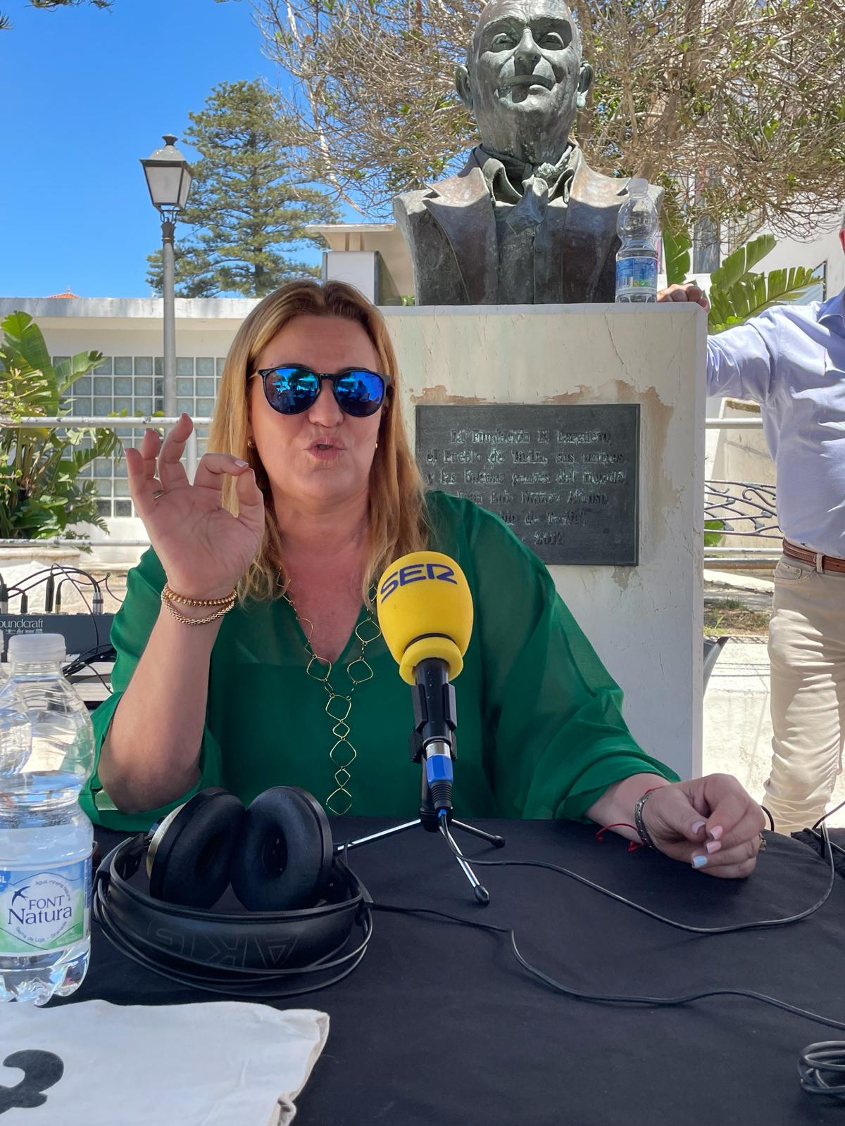 Elena Muñoz Manella, hija de Juan Luis Muñoz, el Sabio de Tarifa, junto al busto de su padre, durante su intervención en el programa.