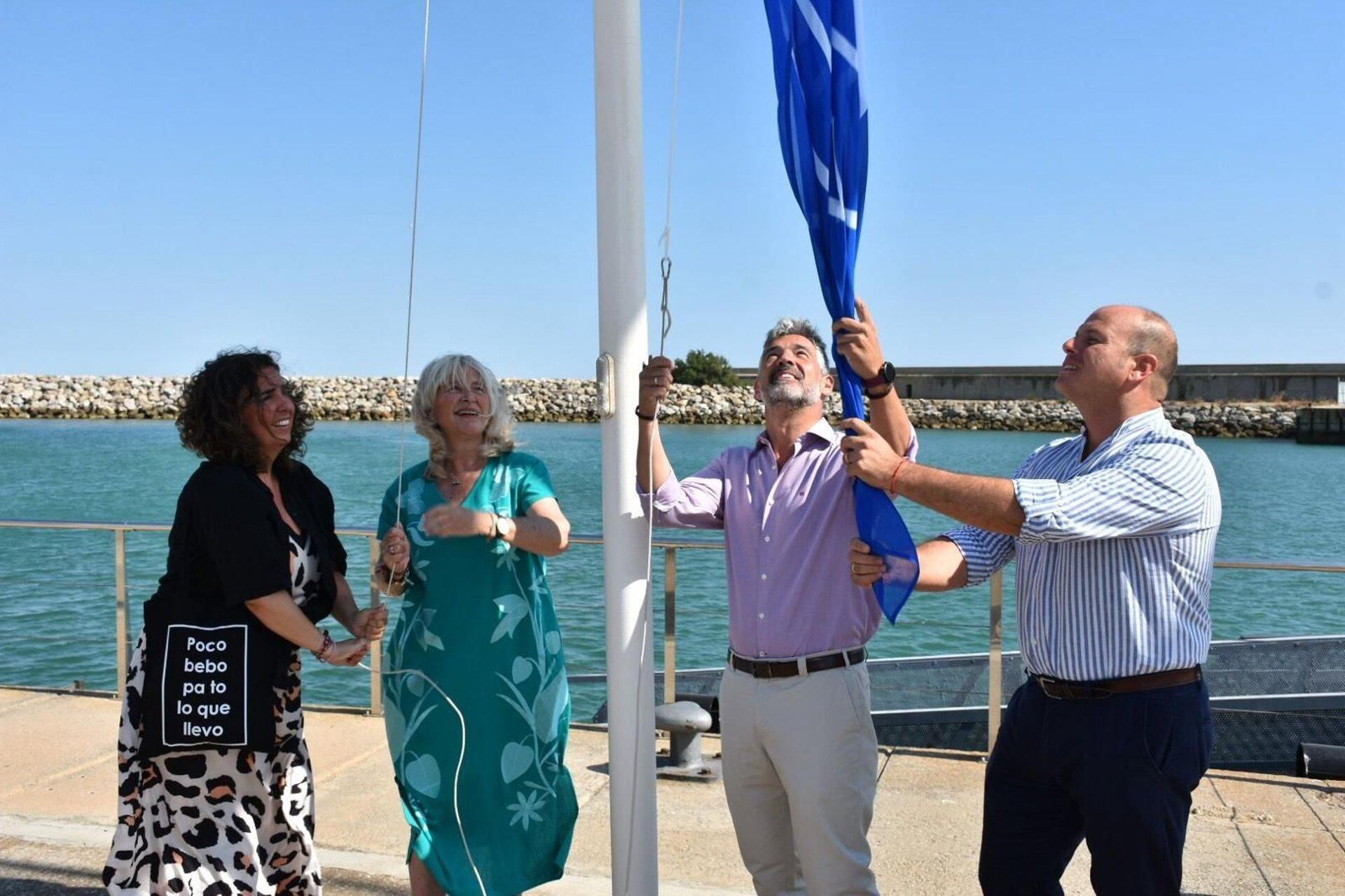 Mercedes Colombo en la izada de la bandera azul en el puerto de Rota junto al alcalde Javier Ruiz Arana