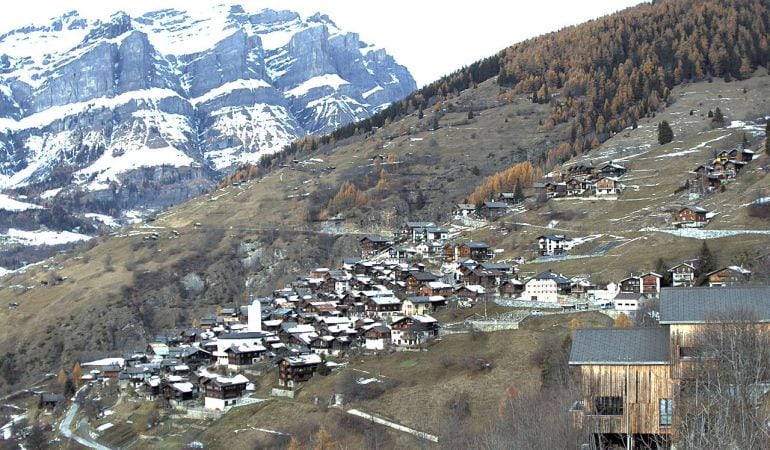 El pueblo de Albinen ha amanecido nevado este jueves.