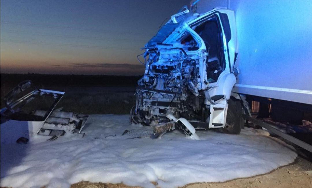 Estado en el que ha quedado uno de los camiones implicado en el accidente de tráfico 