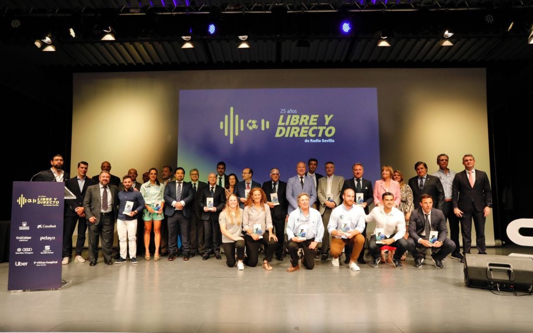 Foto de familia de los premiados durante la gala del 25 aniversario de Libre y Directo, el programa deportivo de Radio Sevilla