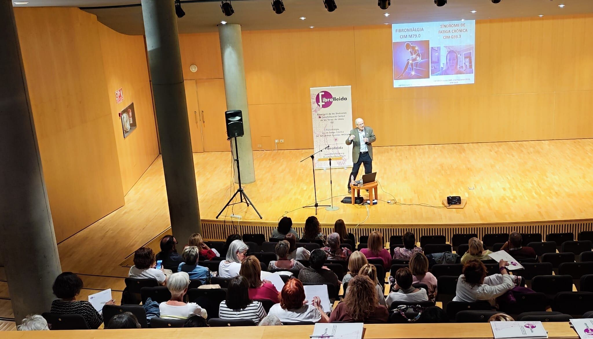 Un moment de la xerrada del doctor Joaquím Fernàndez Solà durant la Jornada sobre les Síndromes de Sensibilització Central organitzada per Fibrolleida a la Sala 2 de l&#039;Auditori de Lleida aquest dimecres.