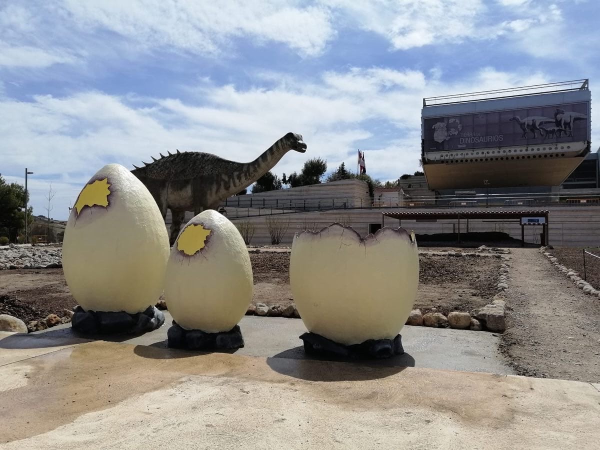 Huevos de dinosario habilitados para las fotos de los visitantes al MUPA.