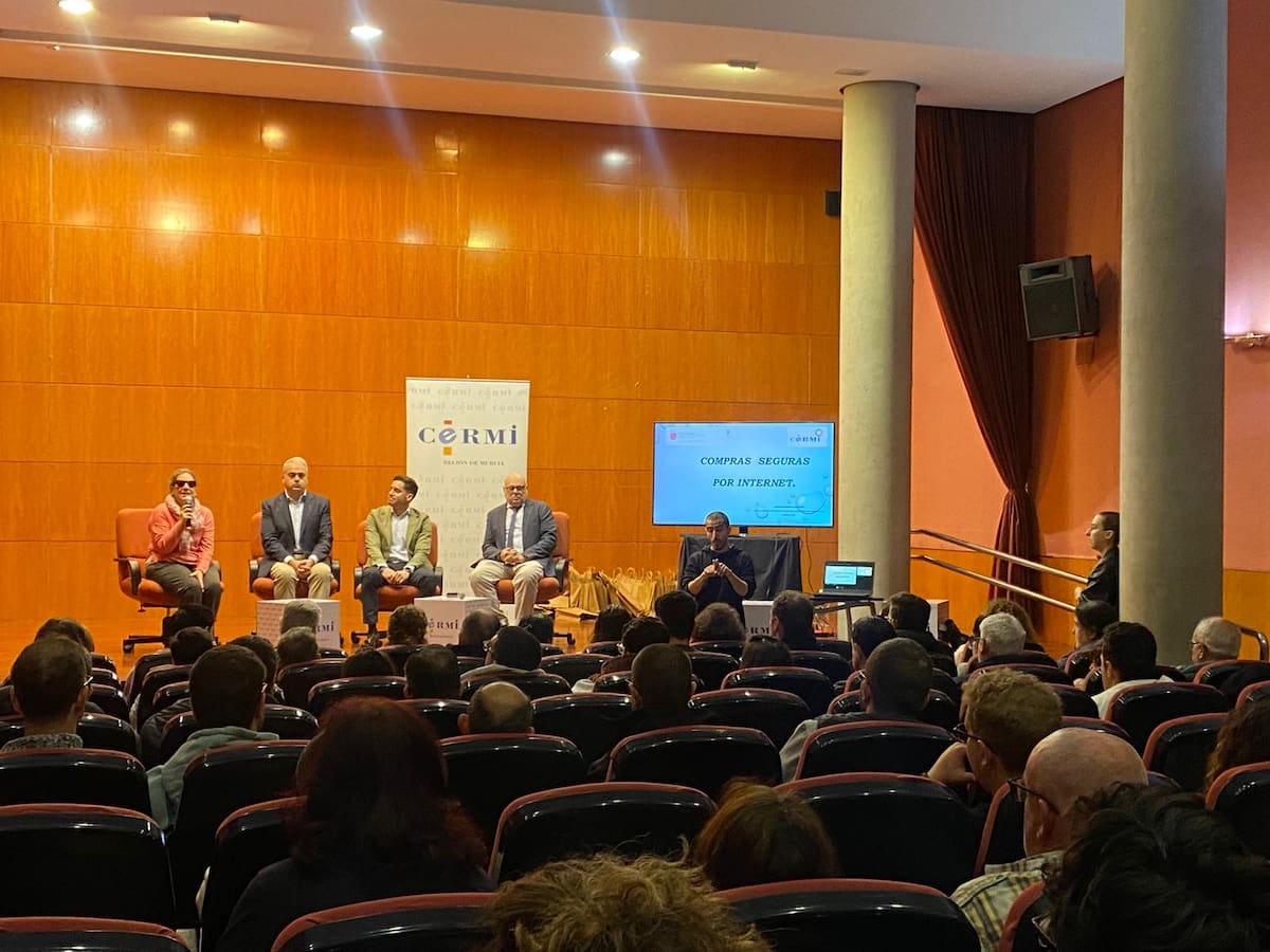 Usuarios de la ONCE aprenden cuáles son las plataformas más seguras para comprar, cómo identificar pasarelas de pago fraudulentas y a elegir los productos que más se acercan a sus necesidades