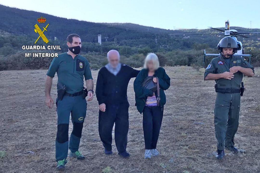 Los agentes de la Guardia Civil acompañan a la pareja de ancianos,tras su localización