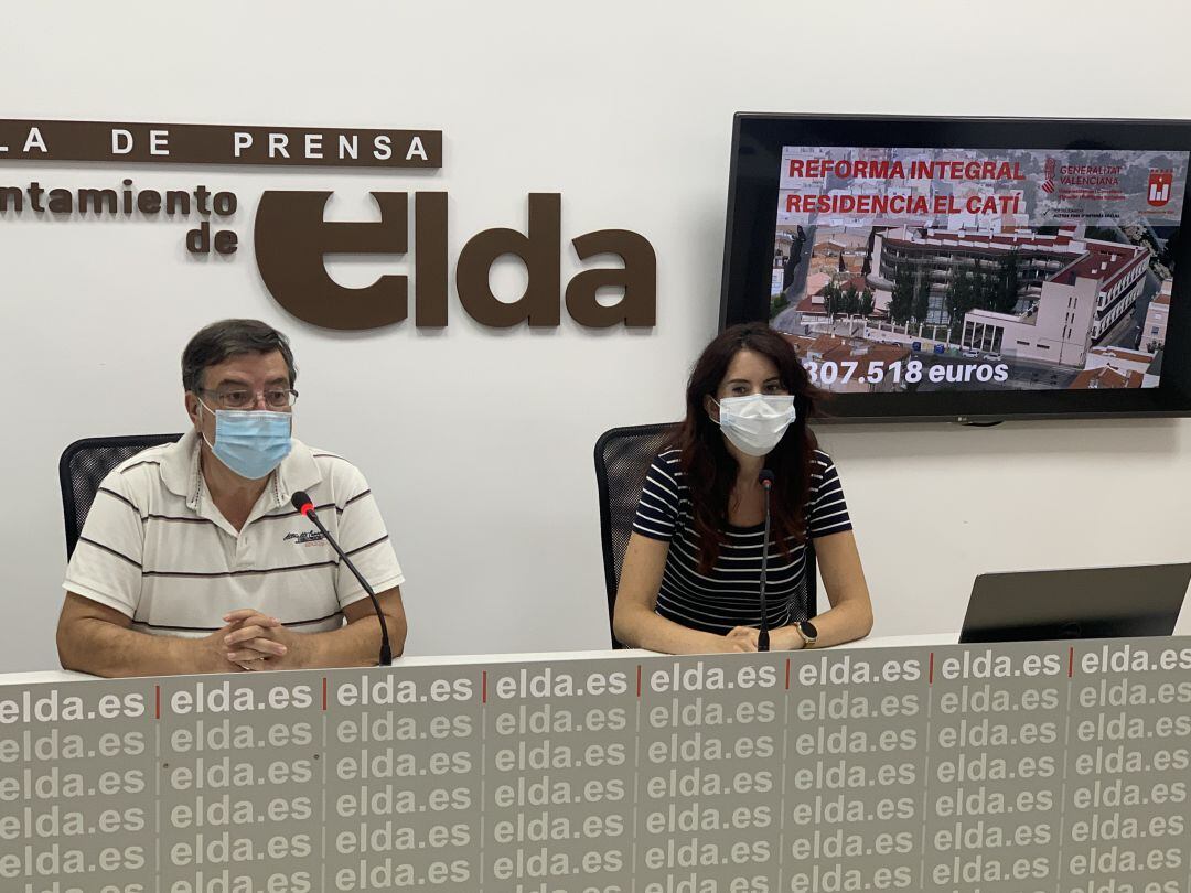 Eduardo Timor, edil de Urbanismo Elda, y Alba García, concejala de Bienestar Social de Elda, han presentado las obras