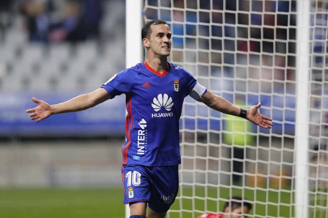 Linares celebra su último gol con la camiseta azul ante el Huesca