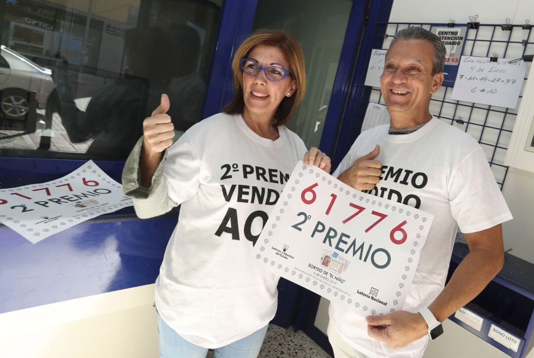 La titular de la administración de lotería nº 22 &quot;Los dos Patitos&quot; de Las Palmas de Gran Canaria que vendió el segundo premio, Mercedes Ramírez, y su marido.