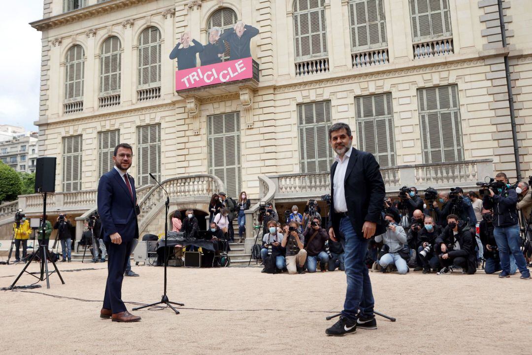 El coordinador nacional de ERC y candidato a la investidura, Pere Aragonès, y el secretario general de JxCat, Jordi Sanchez (d), durante la comparecencia conjunta que han realizado este lunes para anunciar que han cerrado un acuerdo para formar un gobierno de colación.