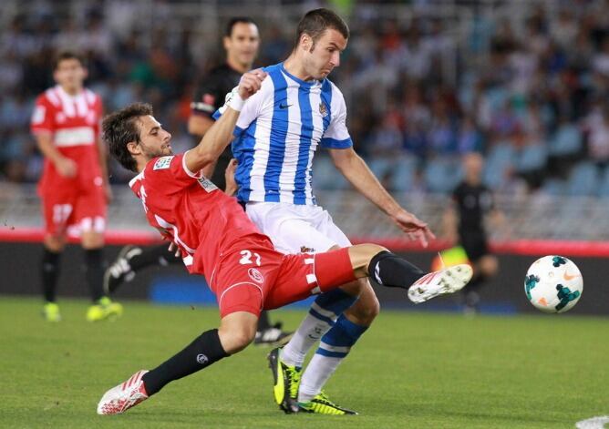 Agirretxe disputa un balón con el sevillista Pareja en el partido de la primera vuelta disputado en Anoeta.