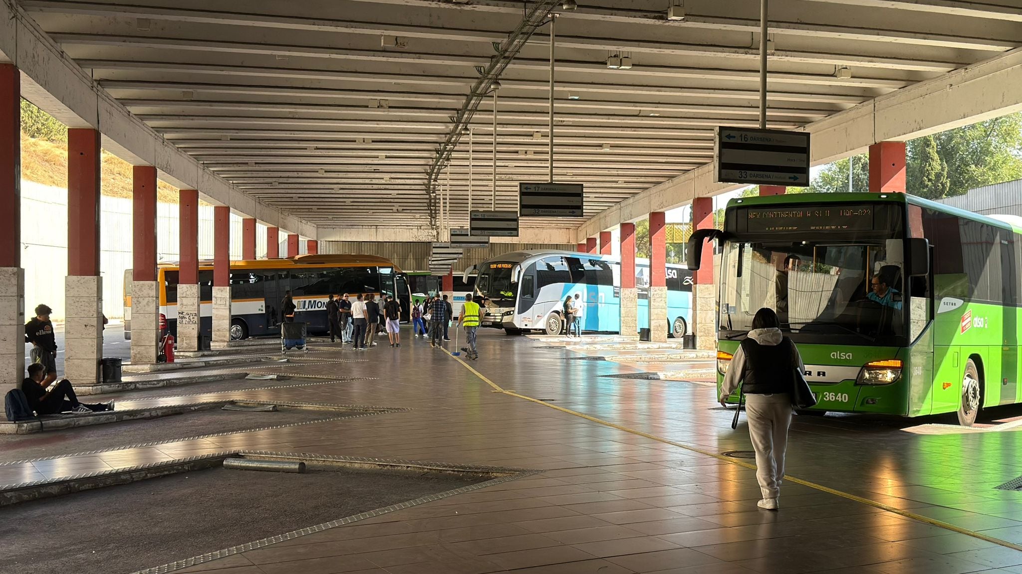Imagen de archivo de varios autobuses estacionados en las dársenas de Toledo