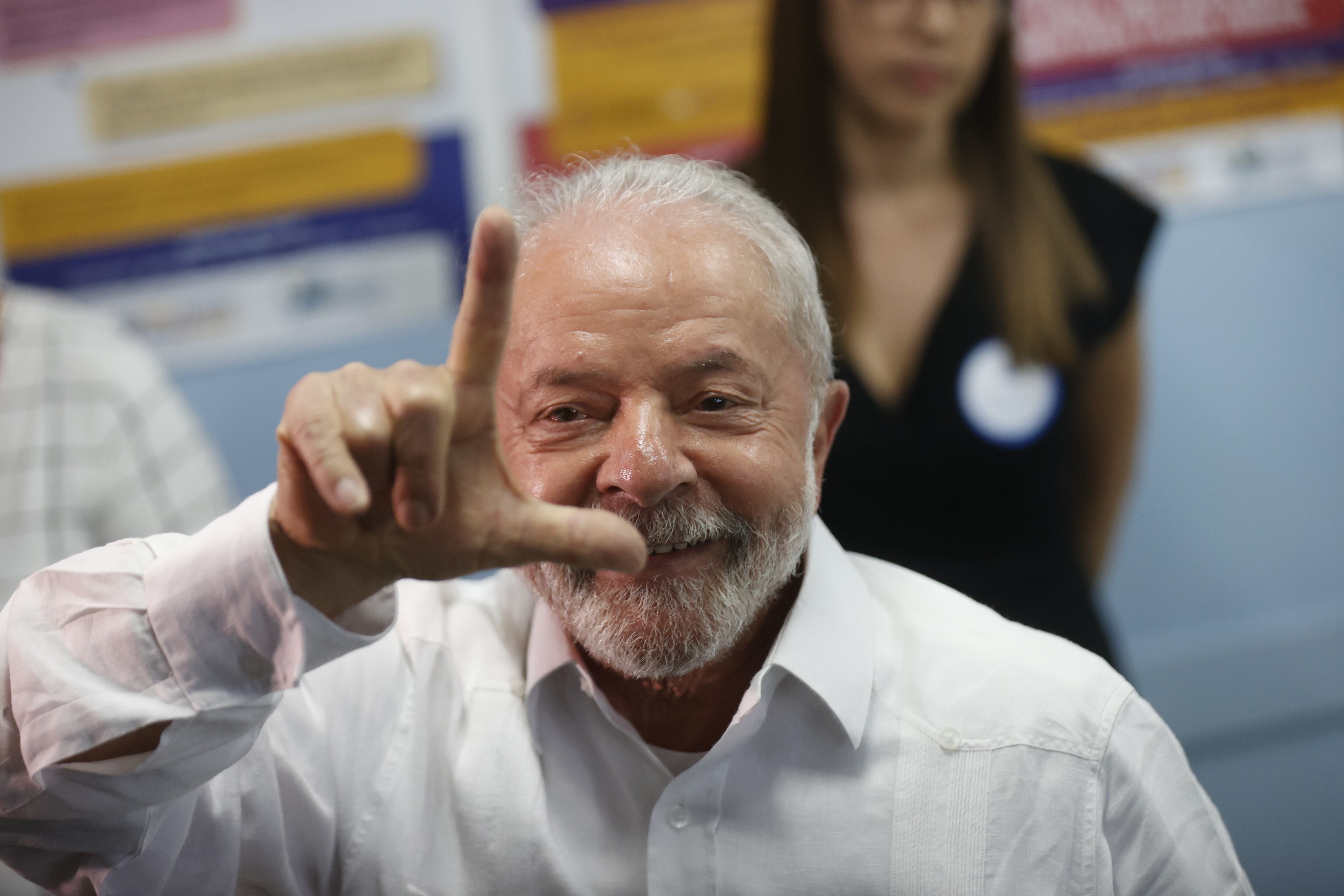 El expresidente de Brasil y candidato presidencial Luiz Inácio Lula da Silva saluda a la prensa tras votar hoy en la segunda ronda de las elecciones presidenciales en Sao Bernardo do Campo, Sao Paulo (Brasil). EFE/ Fernando Bizerra