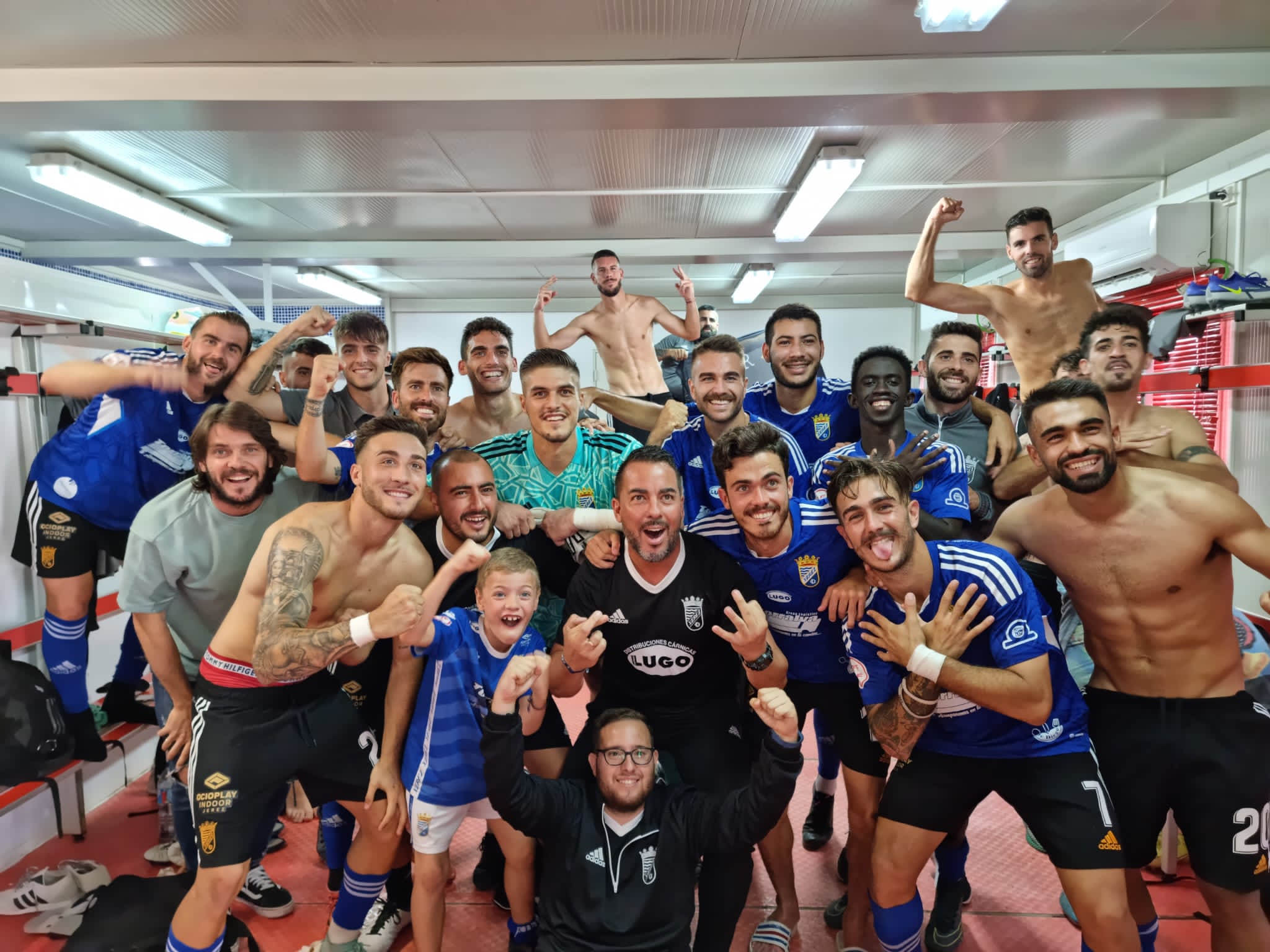 Los jugadores del Xerez CD celebran la victoria en el vestuario