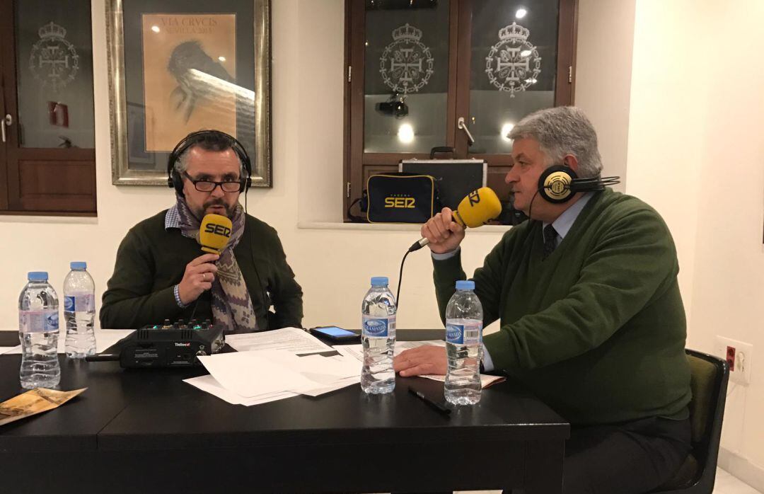 A la derecha de la imagen, Joaquín Solís Tarín, hermano mayor de La Sagrada Cena, junto al director del programa Cruz de Guía, Paco García