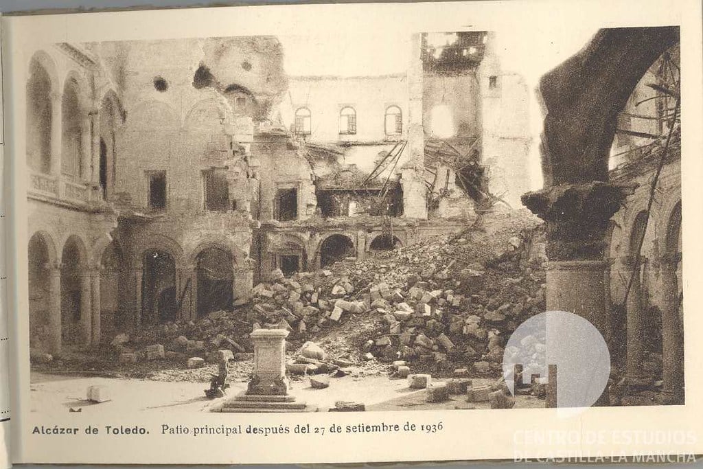 Imagen de la destrucción del Alcázar de Toledo, durante la guerra civil española. Imagen tomada en septiembre de 1936