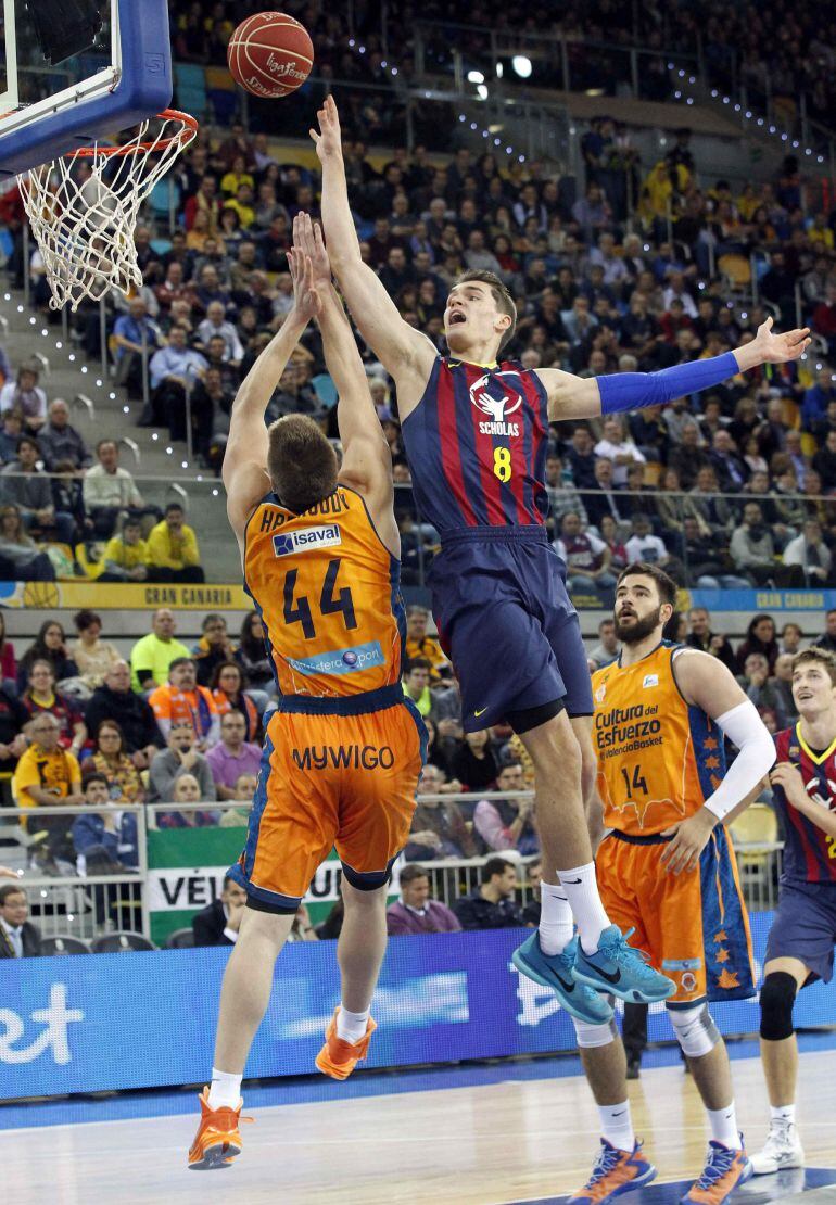 GRA387. LAS PALMAS DE GRAN CANARIA, 19/02/2015.- El alero croata del Barcelona, Mario Henzonja (d) intenta superar al ala pivot estadounidense del Valencia Basket Luke Harangody, en partido de cuartos de final de la Copa del Rey de Baloncesto que se disputa esta noche en el Gran Canaria Arena. EFE/Elvira Urquijo A.