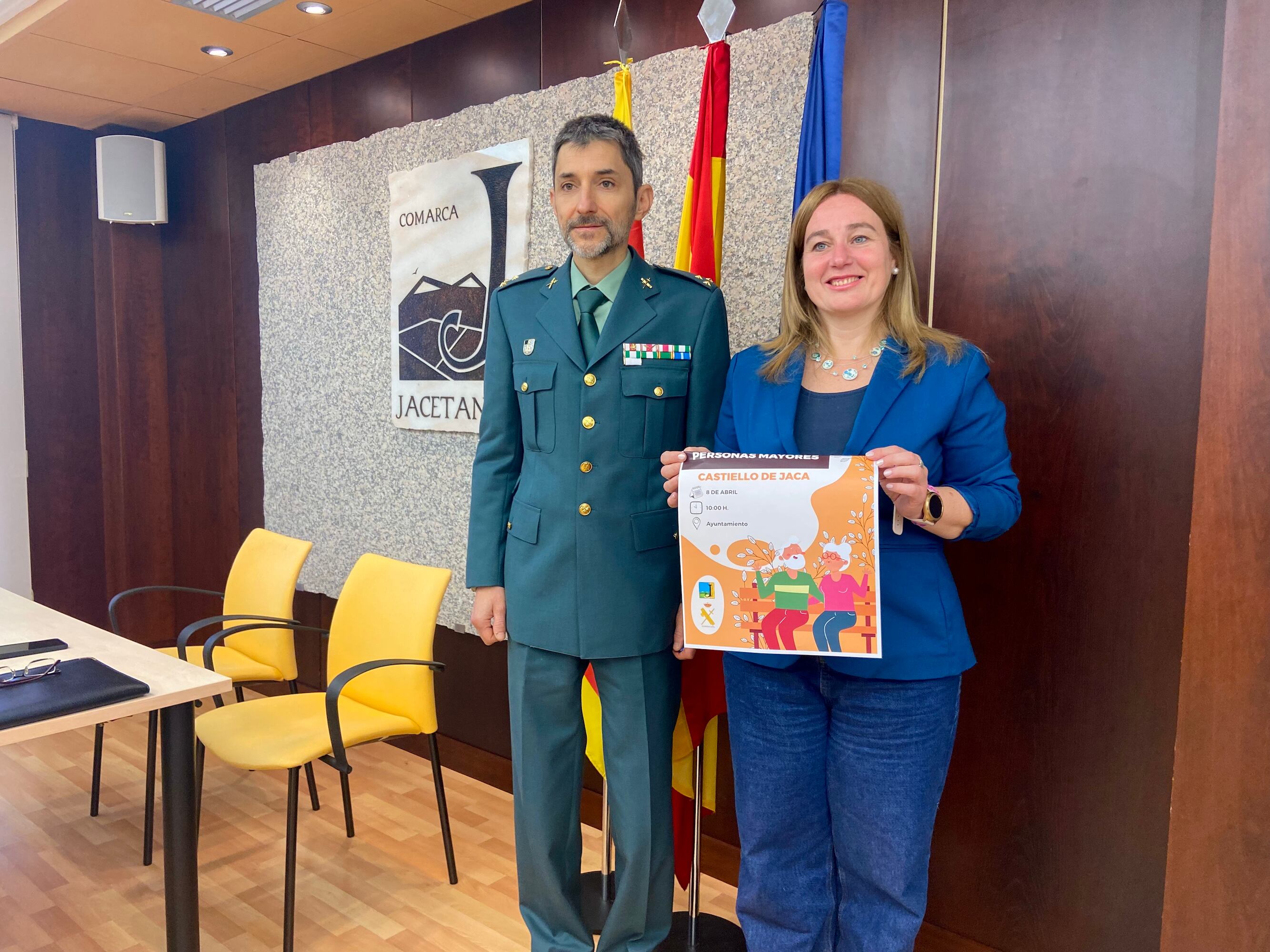 La presidenta de la Comarca de la Jacetania, Olvido Moratinos, presentaba el ciclo de charlas junto al Capitán de la Comandancia de la Guardia Civil de Jaca, Carlos Fernández