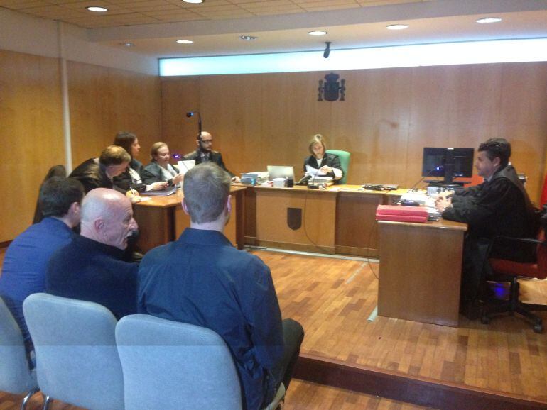 Els dos acusats que s'han presentat al judici (al mig, el traductor)