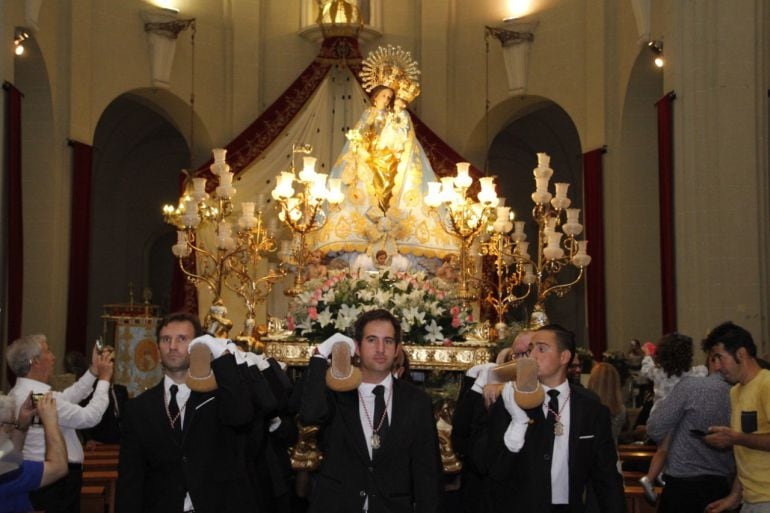 La Virgen de la Salud es portada por el interior del templo de Santa Ana de Ekda 