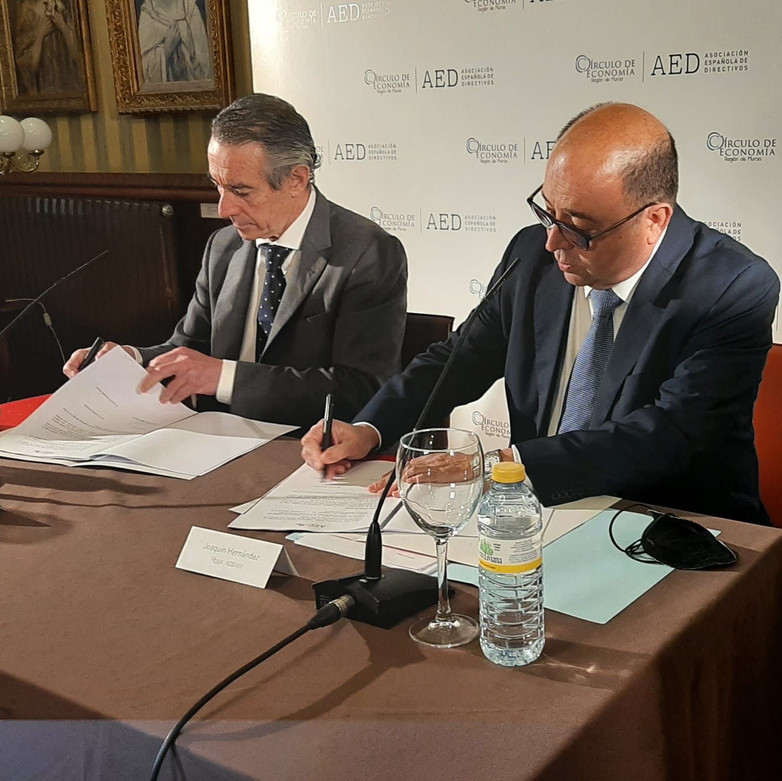 Joaquín Hernández, presidente del Círculo de Economía de la Región, y Juan Antonio Alcaraz, presidente de la Asociación Española de Directivos, AED y director general de Caixabank