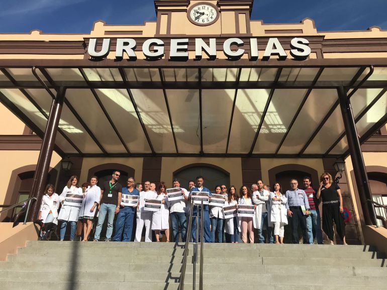 Concentración de médicos de Urgencias del Hospital Civil de Málaga este jueves